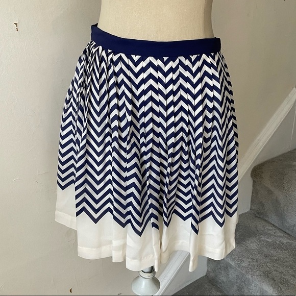 Joie Dark Navy Chevron Striped Silk Lined Short Joney Skirt EUC Sz S 1609-SK1062 - Picture 2 of 9
